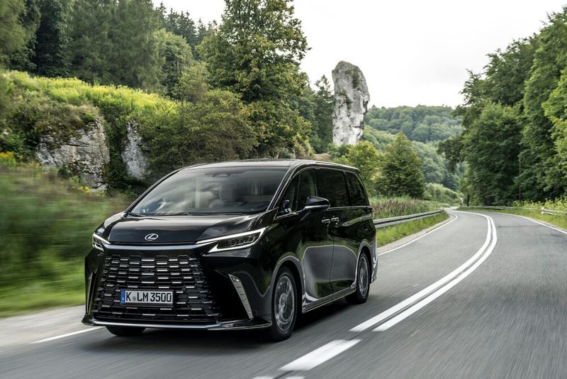 Eine klassische Schönheit ist der Lexus LM gewiss nicht, doch sein Nobel-Flair zieht Blicke auf sich. (Bild: Lexus)