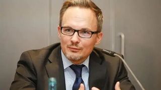 Dr. Oliver Möllenstädt hat eine klare Meinung zur geplanten „Plastikabgabe“ der Bundesregierung. Lesen Sie hier das Statement des GKV-Hauptgeschäftsführers zu dieser Politikeridee ... (Bild: GKV)