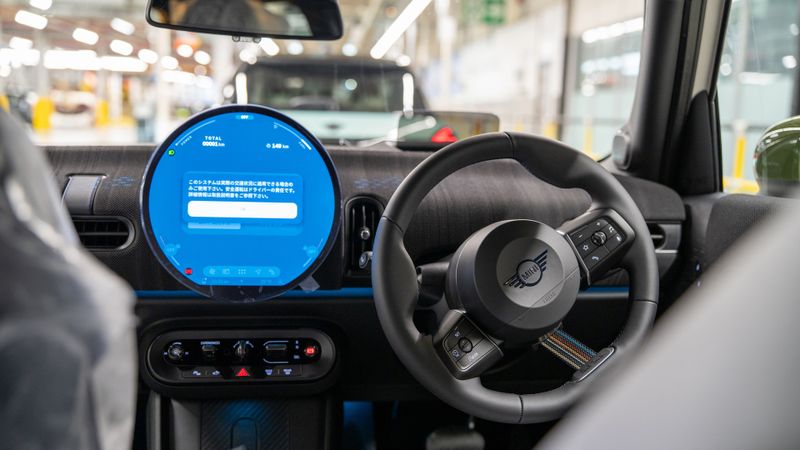 Im BMW-Werk Oxford sind automatisiert fahrende Autos bereits mit der Anlagensteuerung vernetzt.(Bild:  BMW)