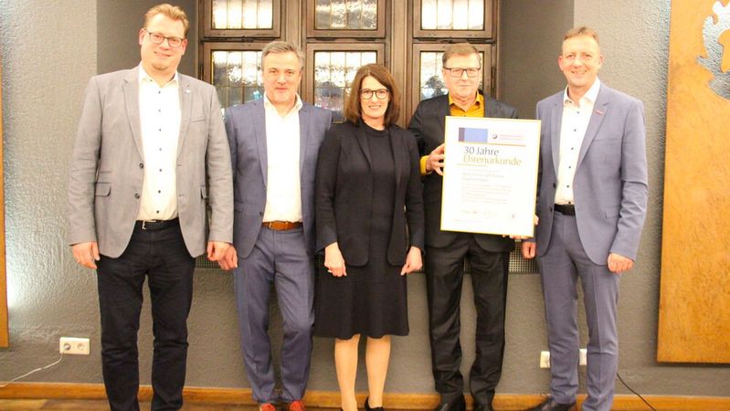 Abschied in Heilbronn-Öhringen: (v. l.) Hauptgeschäftsführer Carsten Beuß vom Landesverband Baden-Württemberg, Obermeister Thomas Meier, Geschäftsführerin Silke Meier, Siegried Heer und Ralf Schnörr(Bild:  Kfz-Innung Heilbronn-Öhringen)