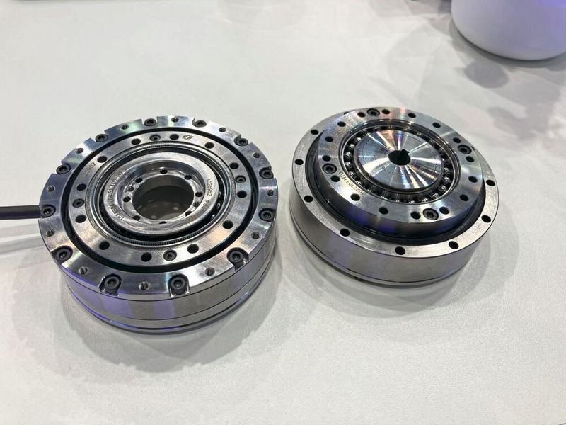 Nabtesco has made these strain wave gears intelligent without increasing the diameter of the components. The compact, zero-play gears now contain a torque sensor and are suitable, for example, for installation in cobots. (Image:dm/VCG)