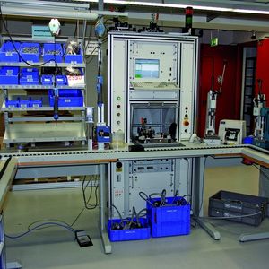 Bild 2: Nach der Montage werden alle Funktionen der EC-Motoren geprüft. Die Prüfanlage ist in den Materialfluss des GWS-Systems eingebunden.