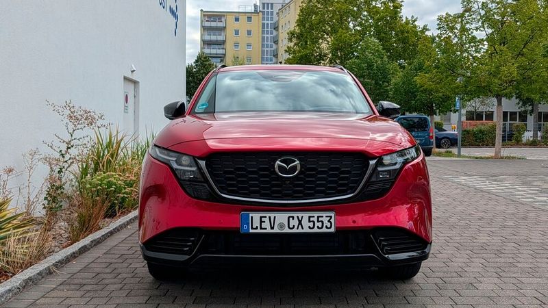 Die unaufdringliche Eleganz des Mazda-Designs ist in Zeiten, in denen sich viele Hersteller bei der Karosseriegestaltung eher an militärischen Fahrzeugen zu orientieren scheinen, eine Wohltat. (Bild: Rosenow – VCG)