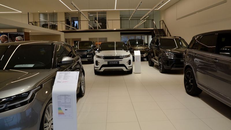 Die Showroomfläche wurde durch den Umbau fast verdoppelt. Die Büros sind im oberen Stockwerk untergebracht. (Bild: Mauritz/»kfz-betrieb«)