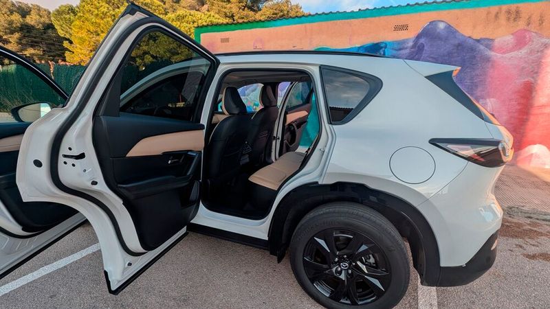 Die Türen des CX-5 lassen sich auffallend weit öffnen. (Bild: Mauritz – VCG)