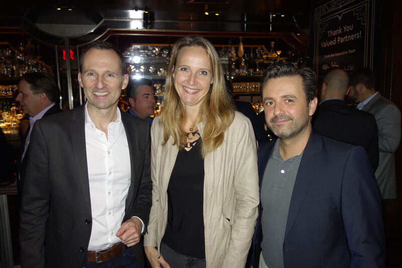 (v. l.) Günter Schiessl und Sabine Howest, Ingram Micro, mit Mario Bartnig, Western Digital. (Bild: IT-BUSINESS)