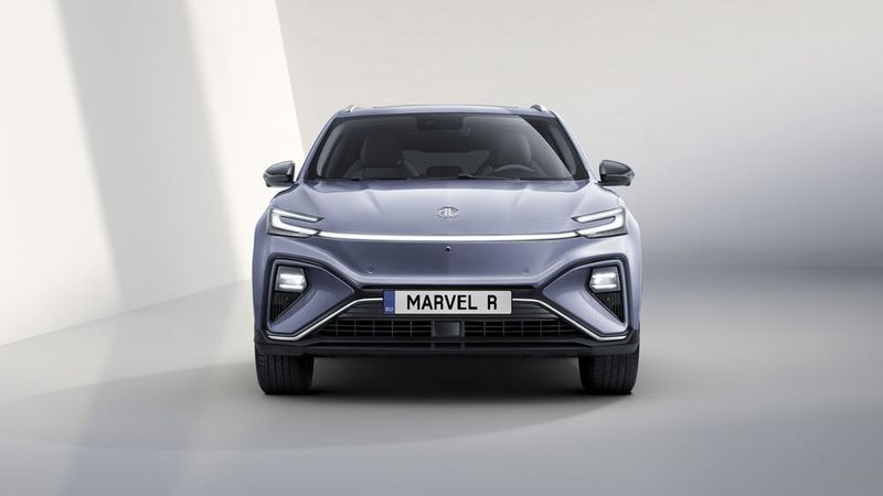 Ein Lichtband verbindet die Frontscheinwerfer. (Bild: MG)