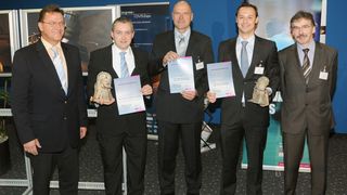 Auszeichnung der Preisträger des ABICOR-Innovationspreises 2010: DVS-Präsident Prof. Heinrich Flegel, die drei Preisträger Christian Schwalenberg, Dr. Jörg Zschetzsche und Sascha Rose sowie der Geschäftsführer der Alexander Binzel Schweisstechnik GmbH & Co. KG, Dr. Emil Schubert (v. l. n. r.)  (Bild: DVS)