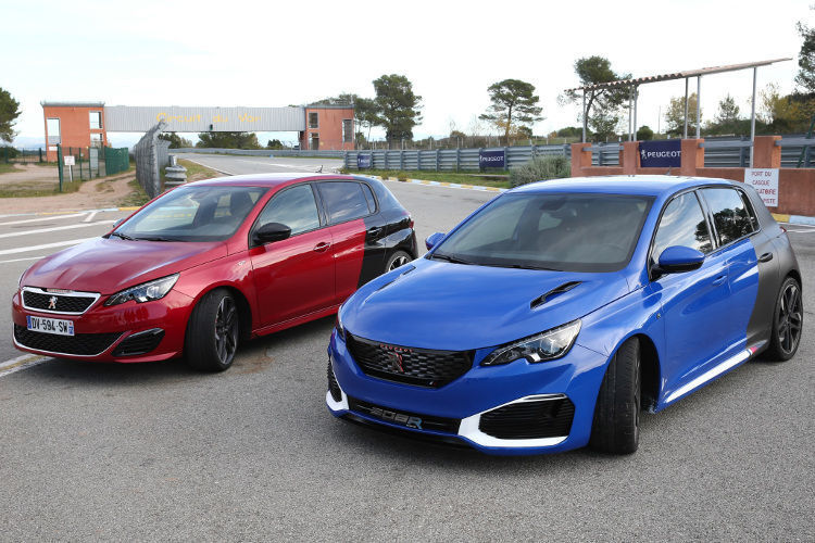 Obwohl dieser 308 mit der markanten Zweifarblackierung in französisch Blau und teuflisch Schwarz auf dem besten Weg zum stärksten (Klein)-Serienmodell in der Peugeot-Geschichte ist, schnurrt der Wagen flüsterleise aus der Boxengasse. (Foto: Peugeot)
