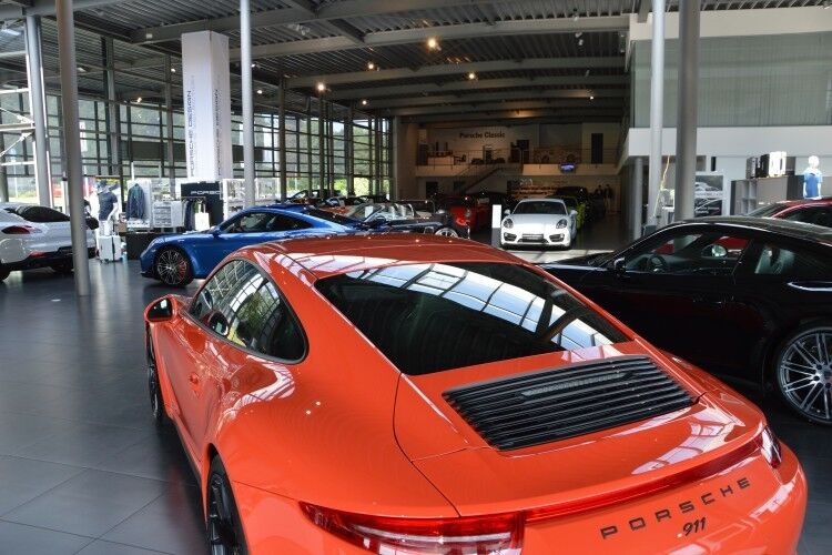 Unter Deutschlands Porsche-Zentren gehört der Betrieb der Kamps-Gruppe in Bensberg mit knapp 800 Neu- und Gebrauchtwagen zu den verkaufsstarken Standorten. (Foto: Achter)
