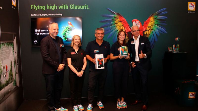 Neuer Klarlack und Basislack Reihe 100 wurde von BASF für die Marken Glasurit und R-M vorgestellt. (Bild: Jürgen Klasing)