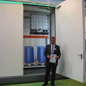 Denios-Standleiter Peter Meyrahn zeigt auf der Messe den Prototypen des neuartigen Gefahrstofflagers Cube.