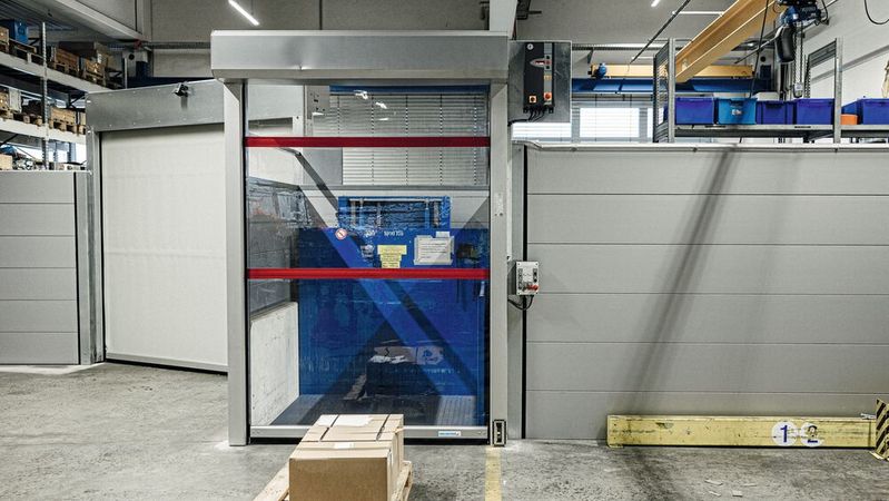 Das Maschinenschutztor A 4012 Protect von Seuster überzeugt durch Sicherheit, Nachhaltigkeit, Langlebigkeit und geringe Betriebskosten.(Bild:  Seuster KG)