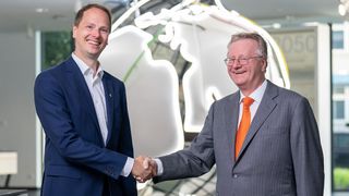In dritter Generation! Zum 1. Oktober 2022 wird Matthias Lapp (links) den Vorstandsvorsitz der Lapp-Gruppe übernehmen. Sein Onkel Andreas, der ihm hier gratuliert, wird dann ausscheiden. (Bild: Lapp / W. Scheible)