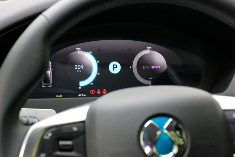 ...einem animierten Cockpit hinter dem Lenkrad. (Bild: Daimler)