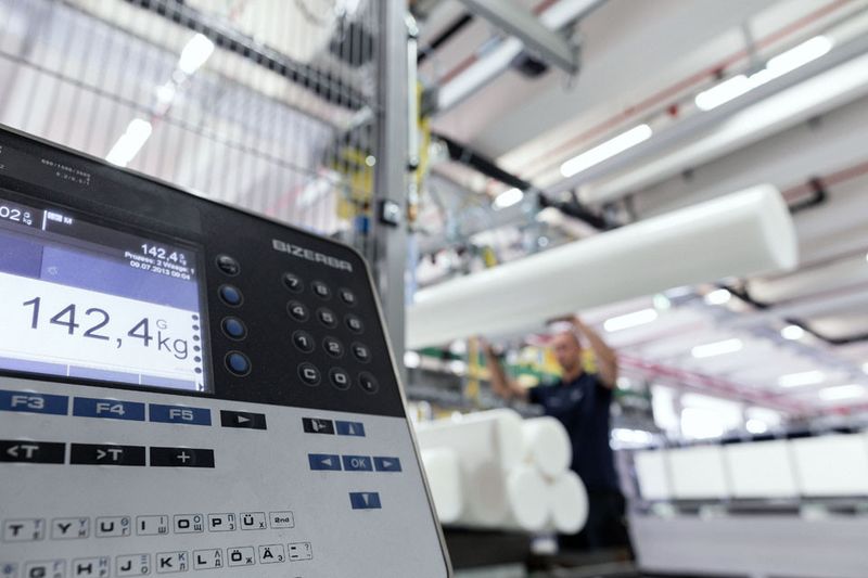 Die Produkte werden gleichzeitig auch gewogen. (Bild: Ensinger)