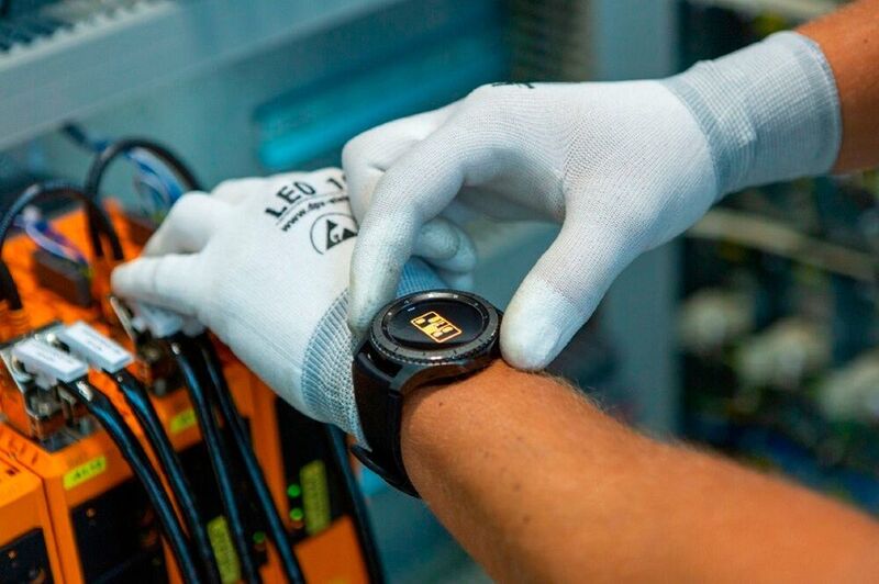 Ein neues System von B&R informiert Mitarbeiter der Instandhaltung sowie Störungstechniker bei einem drohenden Maschinenstillstand über eine smarte Armbanduhr. (B&R)