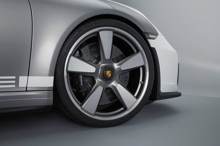 Die 21-Zoll-Felgen im „Fuchs“-Design sind an die klassischen 15-Zoll-Fuchs-Felgen angelehnt. (Bild: Porsche)