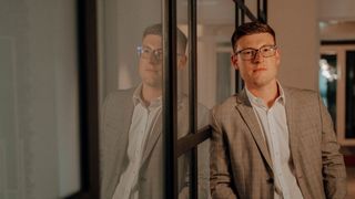 Julian Ziebarth ist Geschäftsführer von Ziebarth Industrial Technologies sowie KI-Strategieberater für die Industrie. Als ehemaliger Betriebsleiter im Formenbau kennt er die industrielle Wertschöpfung aus der Praxis. (Bild: Ziebarth Industrial Technologies)