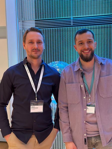 Pressesprecher (l.) Fabian Grünkemeier und Jonathan Schmidtke (SYNAXON) haben alles unter Kontrolle. (Bild: Vogel IT-Medien)