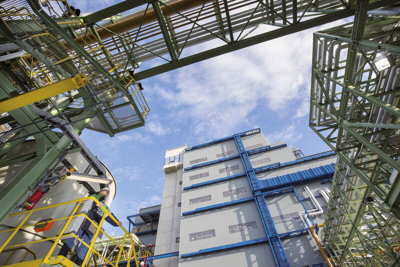 In der 50 Meter hohen TDI-Anlage sind rund 4000 Tonnen Stahl und insgesamt 100 000 Einzelteile (davon 60 Kilometer Rohre) verbaut. (Bild: Bayer Material Science)