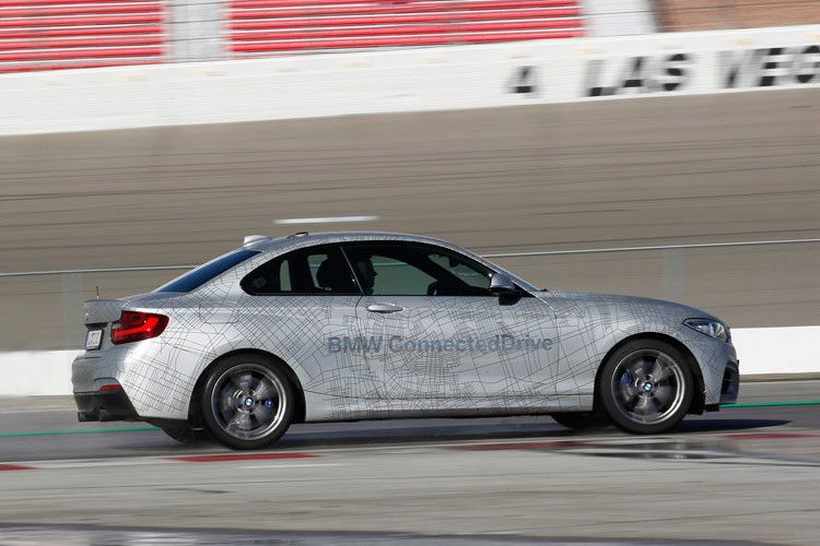 Auf Knopfdruck rast das Forschungsfahrzeug über einen vorgegebenen Kurs und lässt sich auch von widrigsten Umständen nicht von der programmierten Ideallinie abbringen. (Foto: BMW)