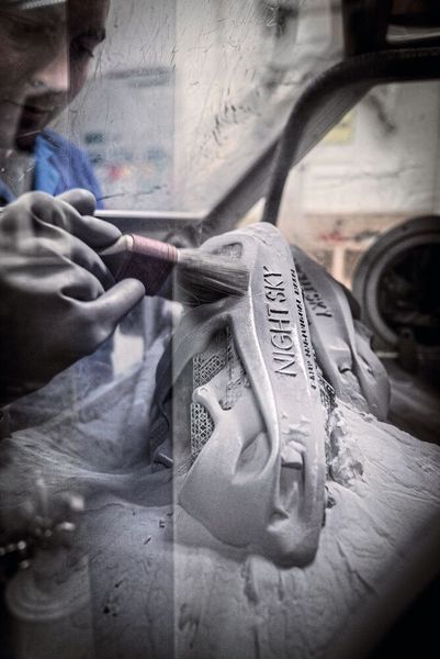 Auch bei BMW befindet sich die Additive Fertigung zwischen Automatisierung und Handarbeit. (Bild: BMW Group)