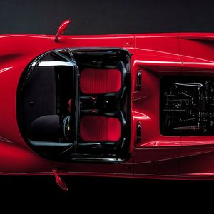 Der offene Zweisitzer mit 1.230 Kilogramm Leergewicht besitzt ein Hardtop.(Bild:  Ferrari)