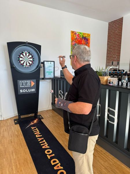 Sogar mit Hand-Handicap steht Peter wie eine Eins da. (Bild: Solum)