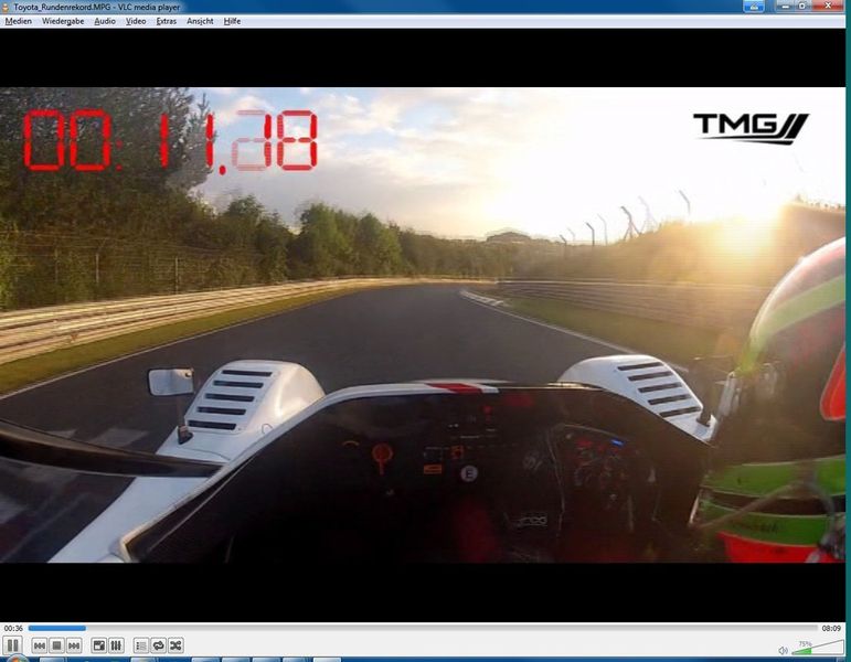 Der TMG EV P002 auf der Nürburgring-Nordschleife: mit einer Rundenzeit von 7:22,239 Minuten stellte er einen neuen Rundenrekord für Elektrofahrzeuge auf (Bild: Toyota)