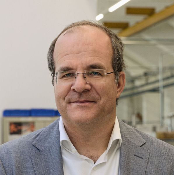 «Die umfassende Datenbank Studer Technology Integrated stellt auch dem unerfahrenen Schleifer sämtliche Parameter bereit, um von Beginn an sachgerecht auf die gewünschte Genauigkeit und Oberflächengüte schleifen zu können.» Cornelius Wecht, Vertrieb Fritz Studer AG  (Bild: Fritz Studer AG / Konrad Mücke)