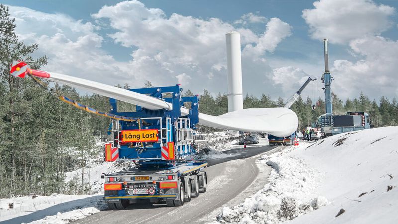 Impressionen vom Transport eines Windkraftrotors auf kurvigem Terrain ... (Bild: TII Scheuerle)