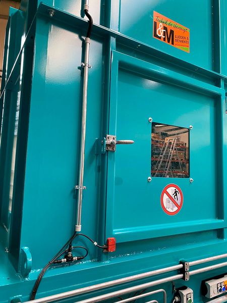 Die berührungslosen Sicherheitssensoren SRF von Bernstein überprüfen, ob die Wartungsklappen ordnungsgemäß verschlossen sind. Stellt der SRF fest, dass dies nicht der Fall ist, wird die Anlage sofort außer Betrieb genommen. (Bild: Bernstein)