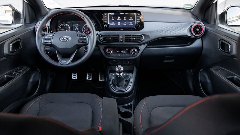 Im Cockpit fällt der große, integrierte Zentralmonitor auf, über den viele Infotainment-Features angesteuert werden. (Bild: Hyundai)