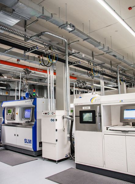 SLM- und EOS- Maschinen mit seperater Medienzuführung dominieren die 3D-Druck-Fabrik. (Bild: konstruktionspraxis/Richter)
