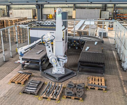Der Handlingroboter übernimmt das Be- und Entladen des Edge Breaker 4000 im Alleingang und ermöglicht so autonomes Entgraten. Der Handlingroboter übernimmt das Be- und Entladen des Edge Breaker 4000 im Alleingang und ermöglicht so autonomes Entgraten.