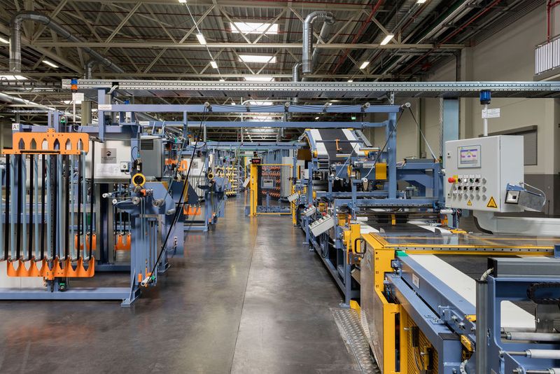 Die Textilcordschere schneidet das Cordgummiband in jeweils dem Reifenmodell entsprechende Stücke. (Continental)