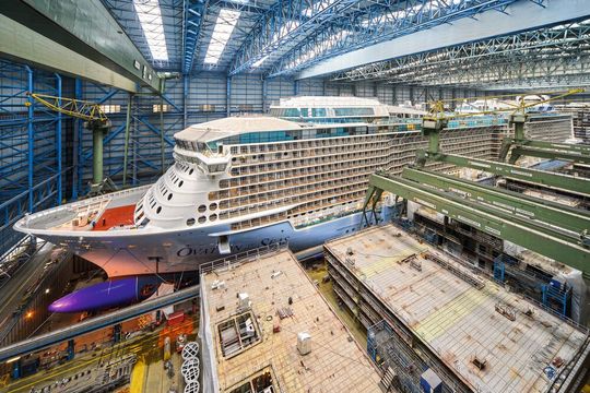 Ovation of the Seas: Das auf der Meyer-Werft 2016 vom Stapel gelaufene, 348 Meter lange Kreuzfahrtschiff fährt ferne, exotische Ziele an. Ovation of the Seas: Das auf der Meyer-Werft 2016 vom Stapel gelaufene, 348 Meter lange Kreuzfahrtschiff fährt ferne, exotische Ziele an.