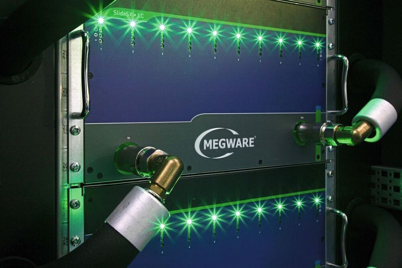 Mit dem Ziel Energie zu sparen, haben die Verantwortlichen des LRZ beschlossen, eine 100-prozentige Wasserkühlung einzusetzen. Der Verzicht auf Luftkühlung steigert die Energieeffizienz deutlich. (Megware Computer Vertrieb und Service GmbH)