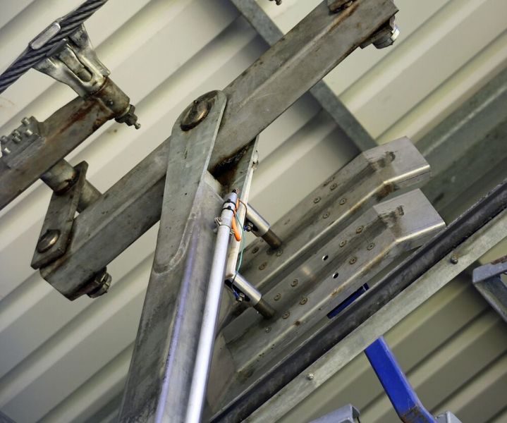 Das Nachladen der Batterien in der Gondel erfolgt über Schleifkontakte sowohl in der Berg- als auch in der Talstation. (Bild: Klaus Vollrath)