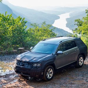 Mit dem neuen Mid-Size-SUV will VW in den USA aus der Krise fahren. Noch ist das Auto getarnt. Aber der bullige Auftritt mit 5,04 Meter Länge und 2,98 Meter Radstand dürfte US-amerikanischen Kunden gefallen.