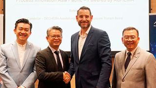 Paul Lee, Chief Executive (Markets), Constellar; James Boey, Senior Vice President Markets B2B, Constellar; Björn Mathes, CEO Dechema Ausstellungsgesellschaft; Poh Chi Chuan, Executive Director, Exhibitions & Conference, Singapore Tourism Board (Bild: Dechema)