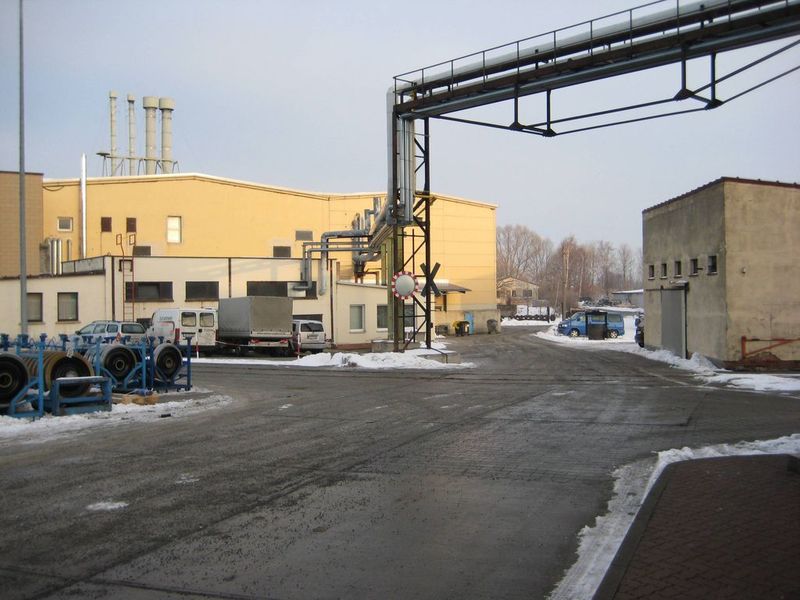 Eine öffentliche Straße führt durch das Firmengelände, die als Zufahrt zu anderen Unternehmen dient. Die innerbetrieblichen Transporte kamen dadurch häufig ins Stocken. Bild: Mips Consulting (Archiv: Vogel Business Media)