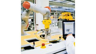 Die Effizienz von Roboterapplikationen steigt, je enger Mensch und Maschine zusammenarbeiten können. Gleichzeitig stellt dies auch höhere Anforderungen an die Sicherheit. Dabei erfordert jede Applikation eine eigene sicherheitstechnische Betrachtung. (Bild: Pilz GmbH & Co. KG)