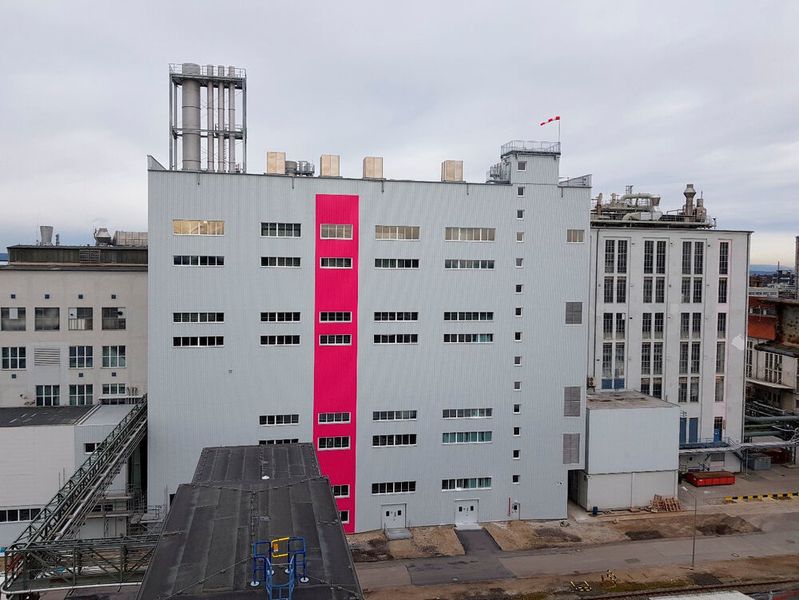 Das neue 44 m hohe, 9-stöckige Trocknergebäude ist schon von weitem sichtbar.  (Vinnolit)