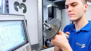 Mit der inzwischen dritten Wälzschleifmaschine von Burri deckt Ringhoffer alle Bereiche ab. (Bild: Ringhoffer)