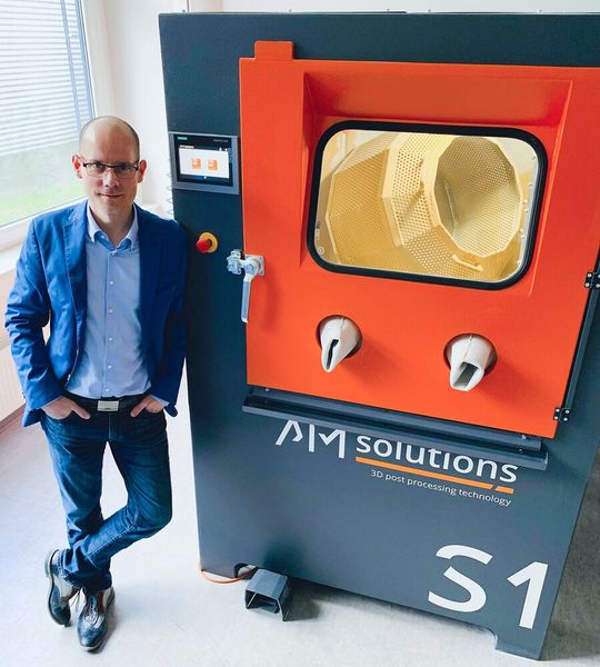 Torsten Wolschendorf impressed by the time savings for post processing that were achieved with the S1 system from AM Solutions. Torsten Wolschendorf impressed by the time savings for post processing that were achieved with the S1 system from AM Solutions.