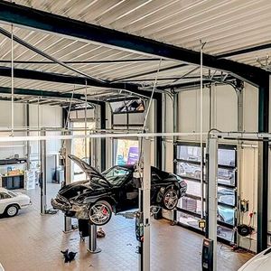 Blick in die neue Werkstatt: Für den Pkw-Service stehen dem Betrieb drei Spuren zur Verfügung.(Bild:  Borgers)