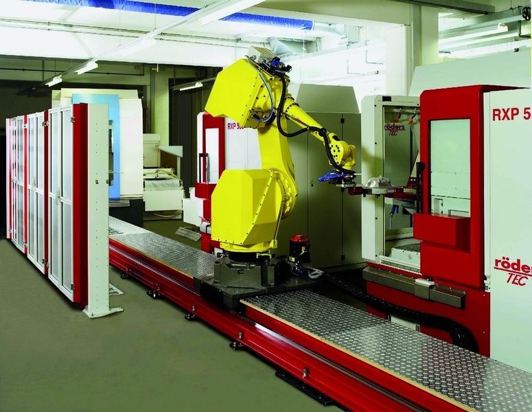 Ein Vorteil von Robotern ist ihre große Zahl an Freiheitsgraden. Sie ermöglichen es, Zusatzfunktionen wie Messen oder Entgraten auszuführen. Bild: Röders (Archiv: Vogel Business Media)