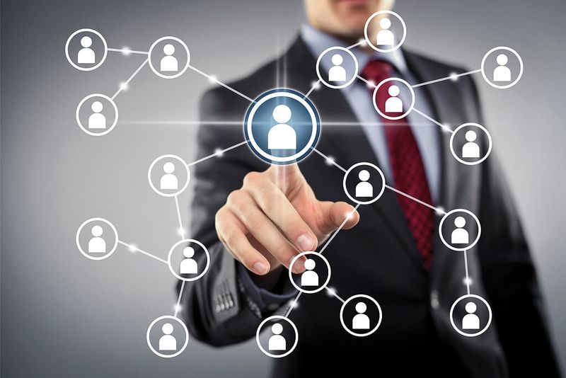 Seine sozialen und beruflichen Kontakte zu nutzen, um neue Mitarbeiter zu gewinnen, lohnt sich. (Bild: N-Media-Images - Fotolia.com)
